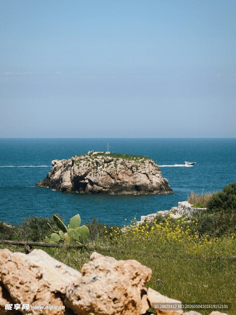 海边孤岩美景