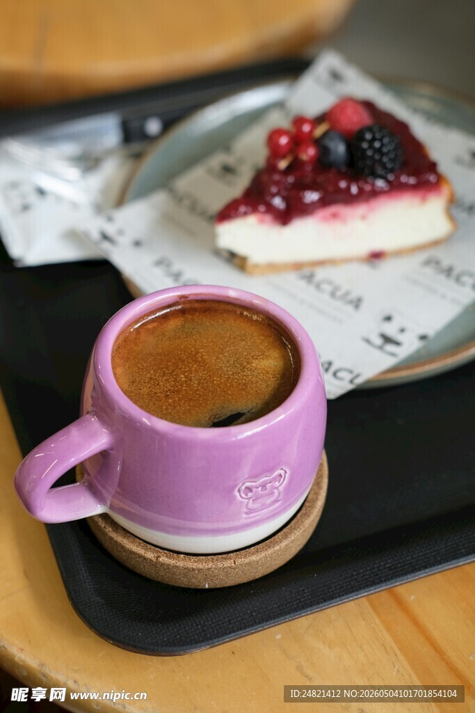 紫色咖啡杯搭配美味甜点