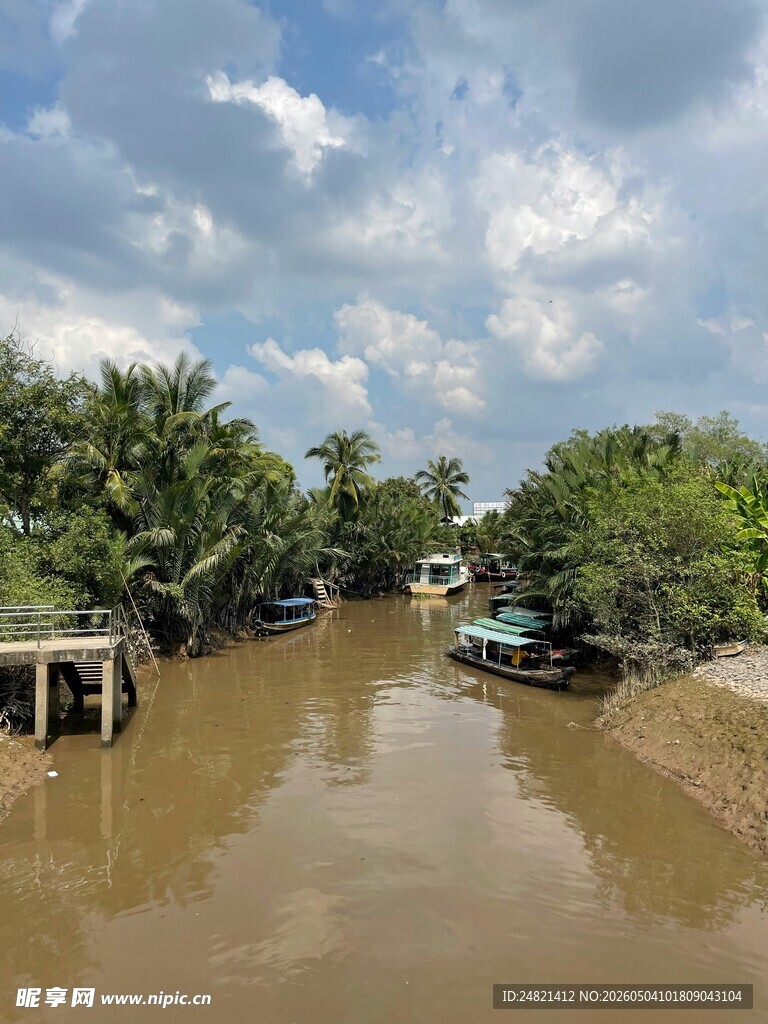 水乡河道景色小船停泊