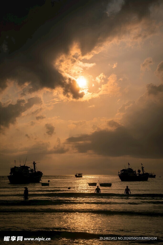海上夕阳下的船只剪影
