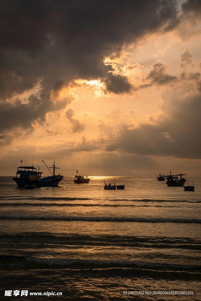 夕阳下的海面与船只
