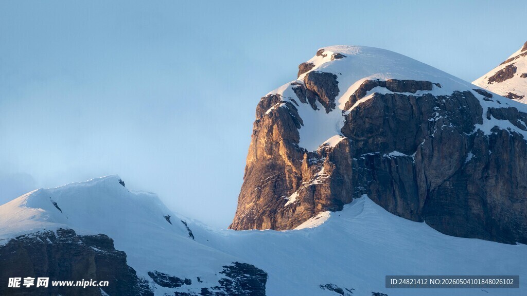 雪覆山峰壮丽景致