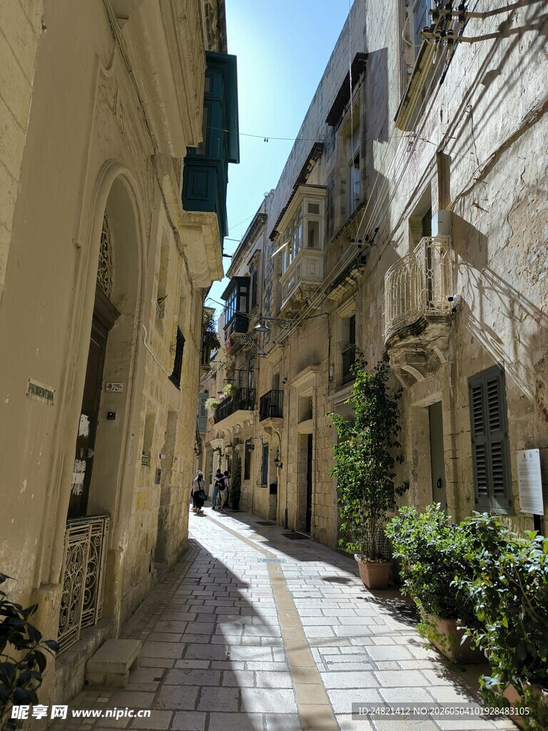 古老小巷的静谧街景