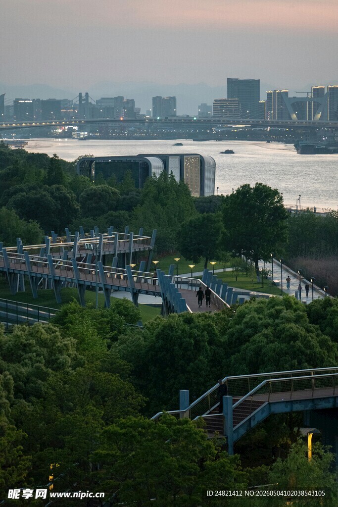 城市河畔绿意观景步道