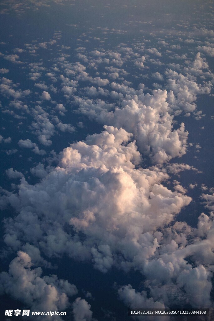 高空俯瞰壮观云海景象