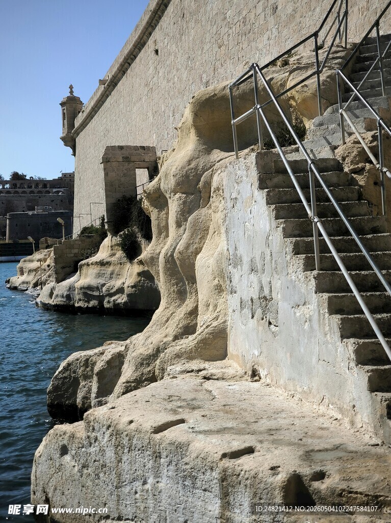 海边石梯旁的雕塑景观
