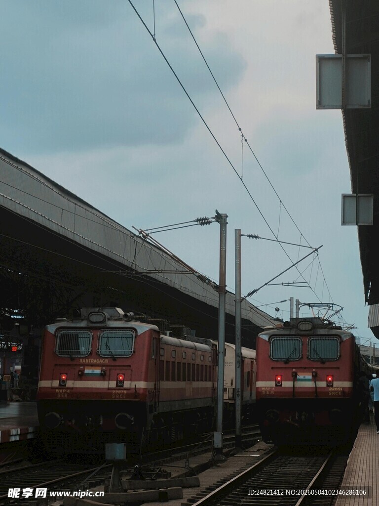 火车站台的红色列车