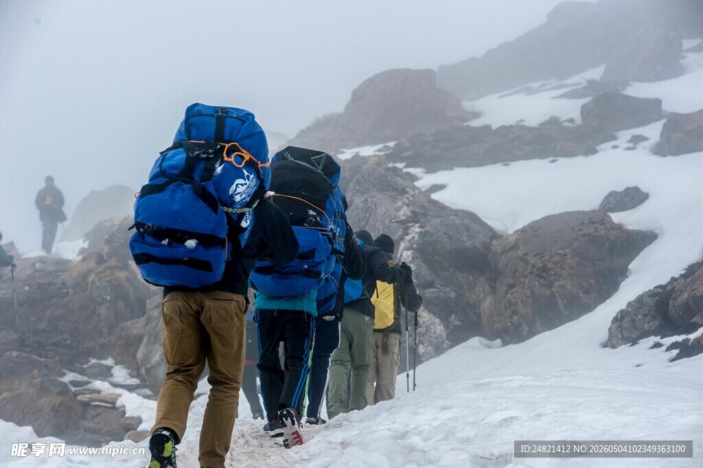 登山者在雪山上艰难前行