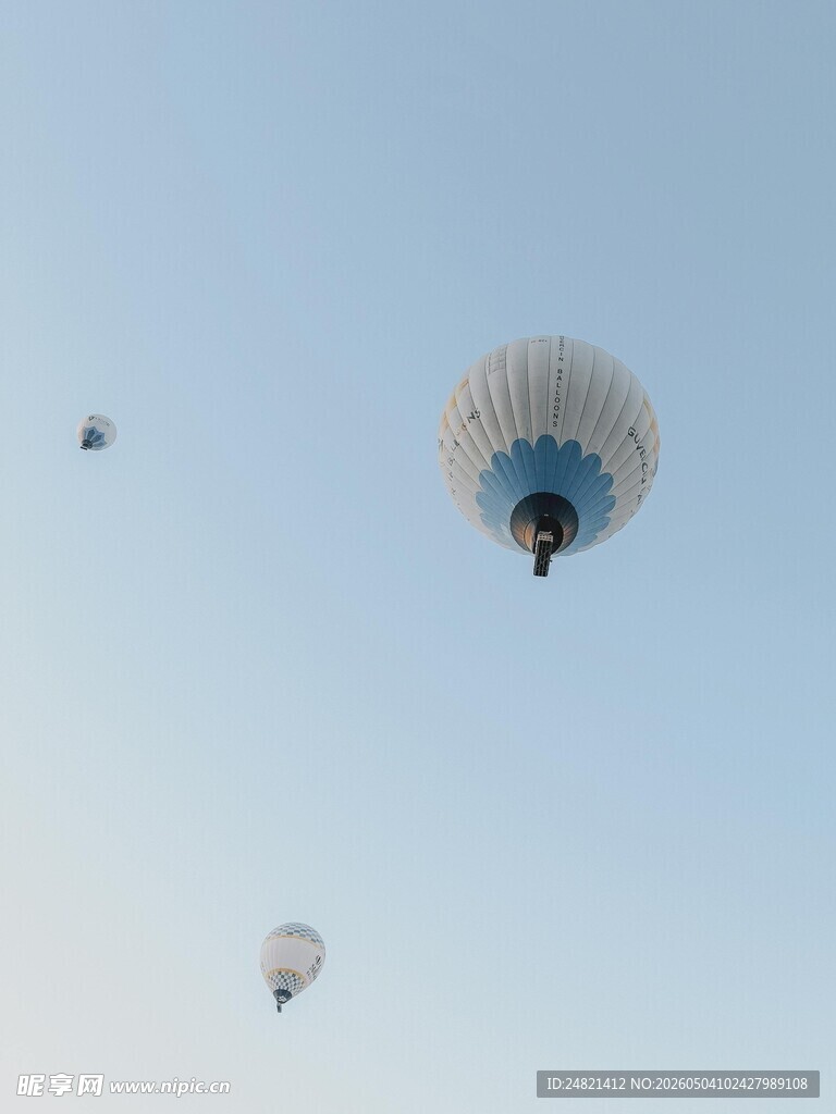 天空中飞翔的多彩热气球