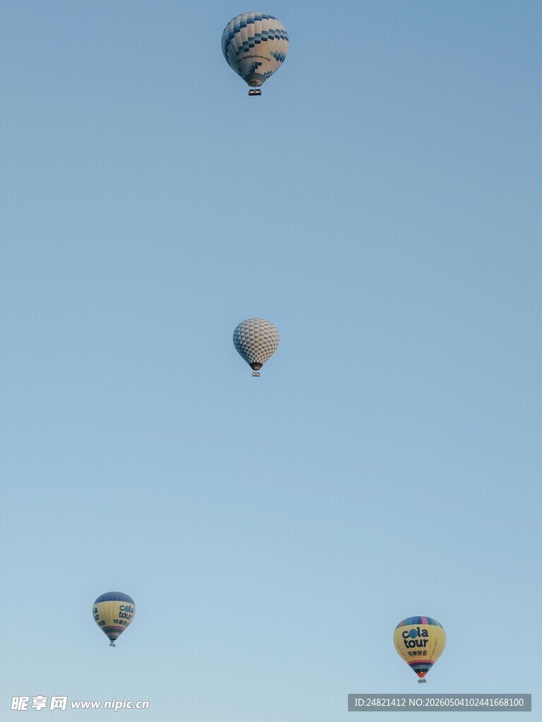 天空中飞翔的多彩热气球