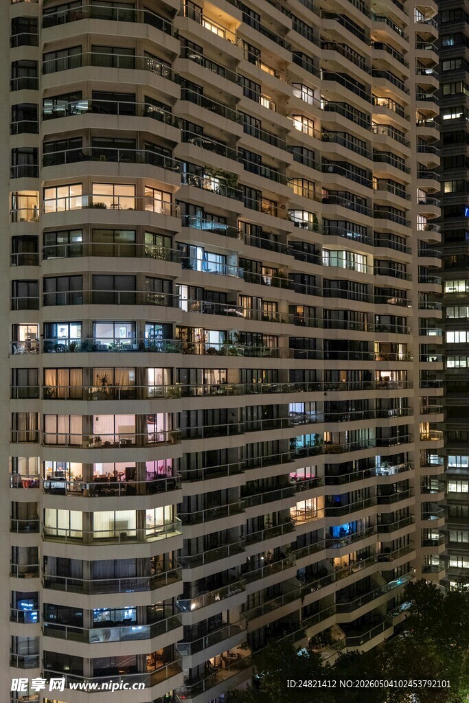 夜幕下灯火璀璨的高层住宅