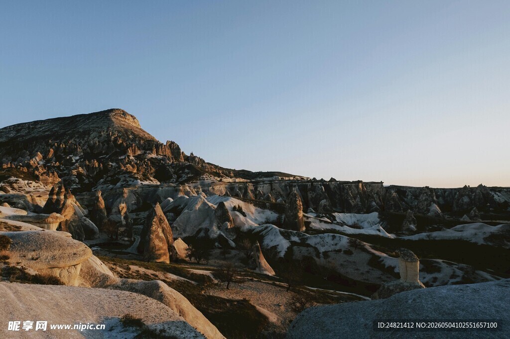 夕阳下的嶙峋山石景观