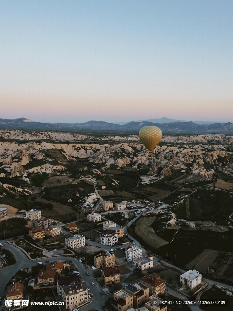 城市上空的热气球美景
