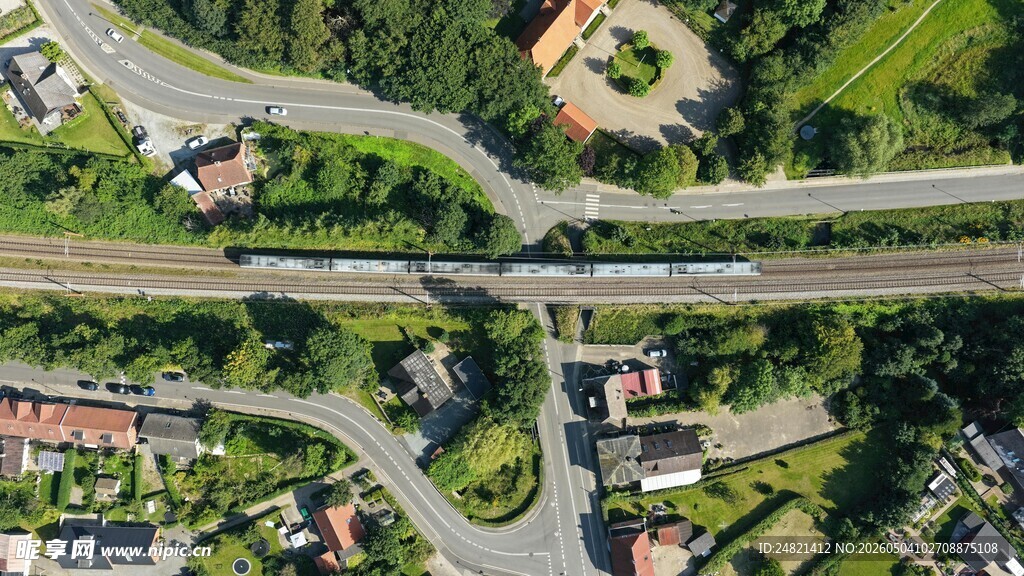 俯瞰交错的城市道路景观