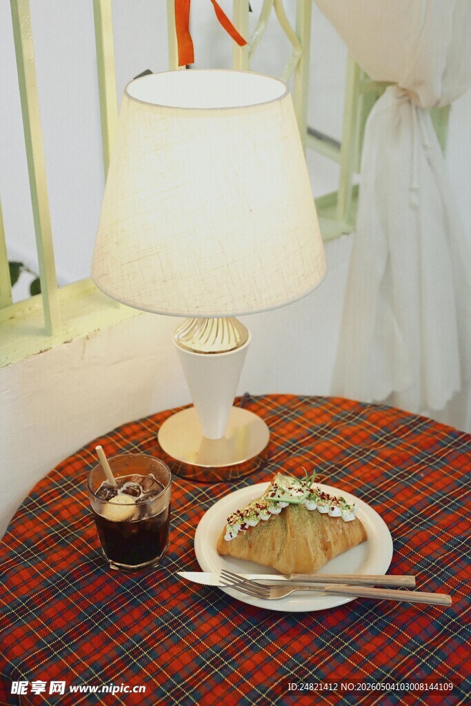 温馨餐桌布置与美味餐点