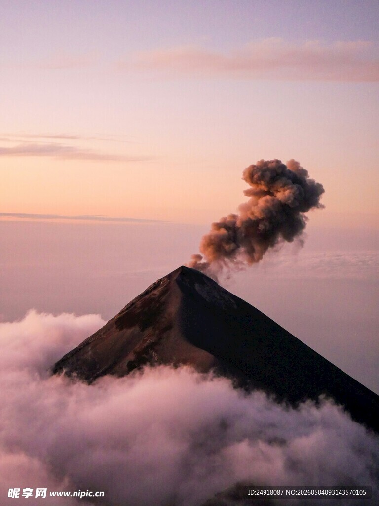 云海之上的火山喷发景象
