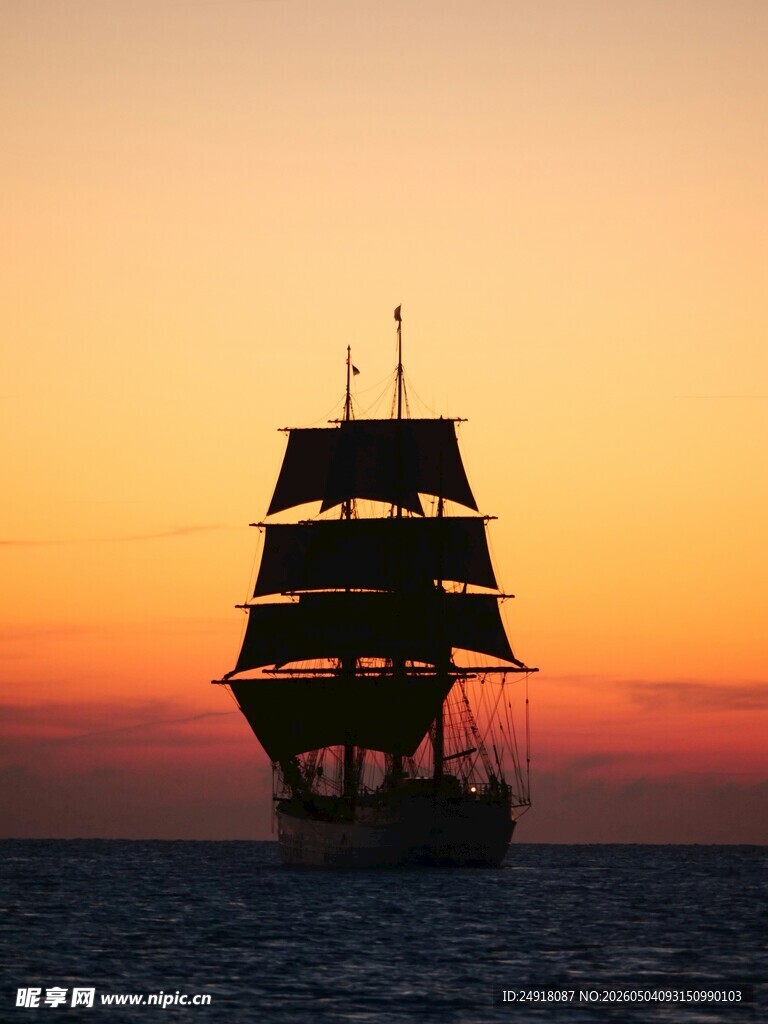 夕阳下的远航帆船