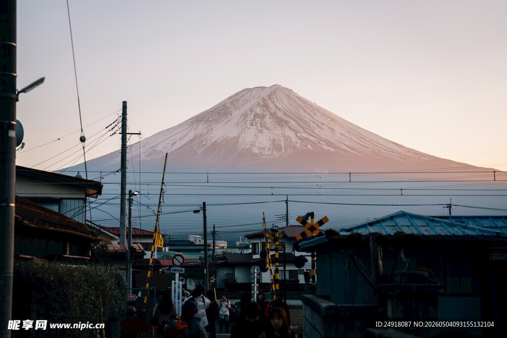 富士山下的人间烟火景象