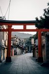 日本传统鸟居下的街道