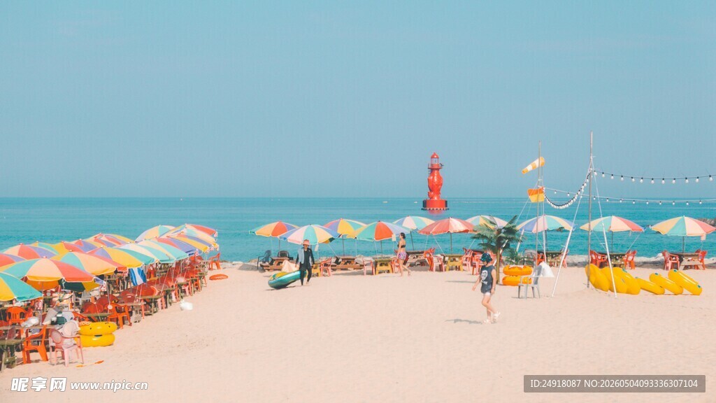 热闹的海滨度假沙滩场景