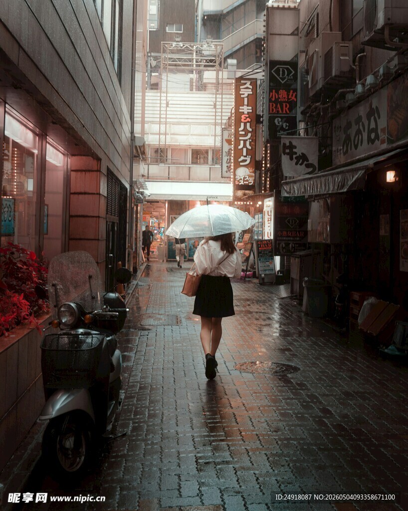 雨中小巷独行的女子