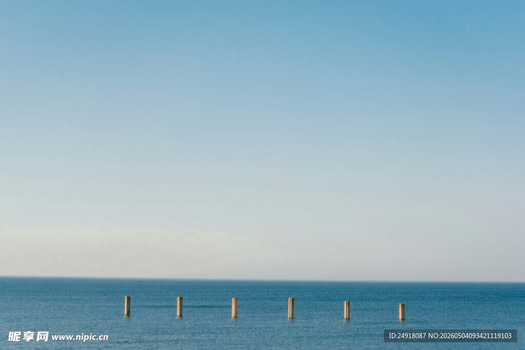 海上栈桥蓝天碧海景致
