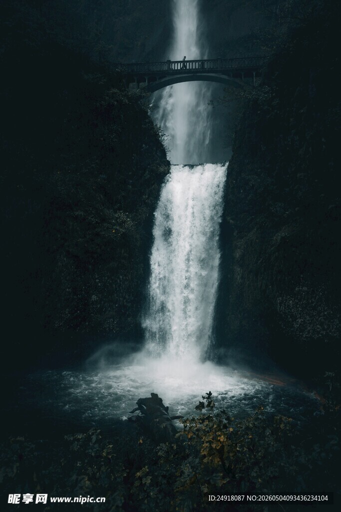暗夜中的壮观瀑布景象