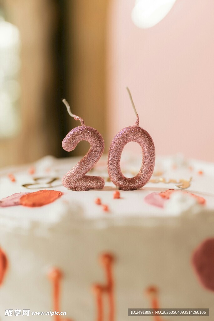 20岁生日蛋糕特写
