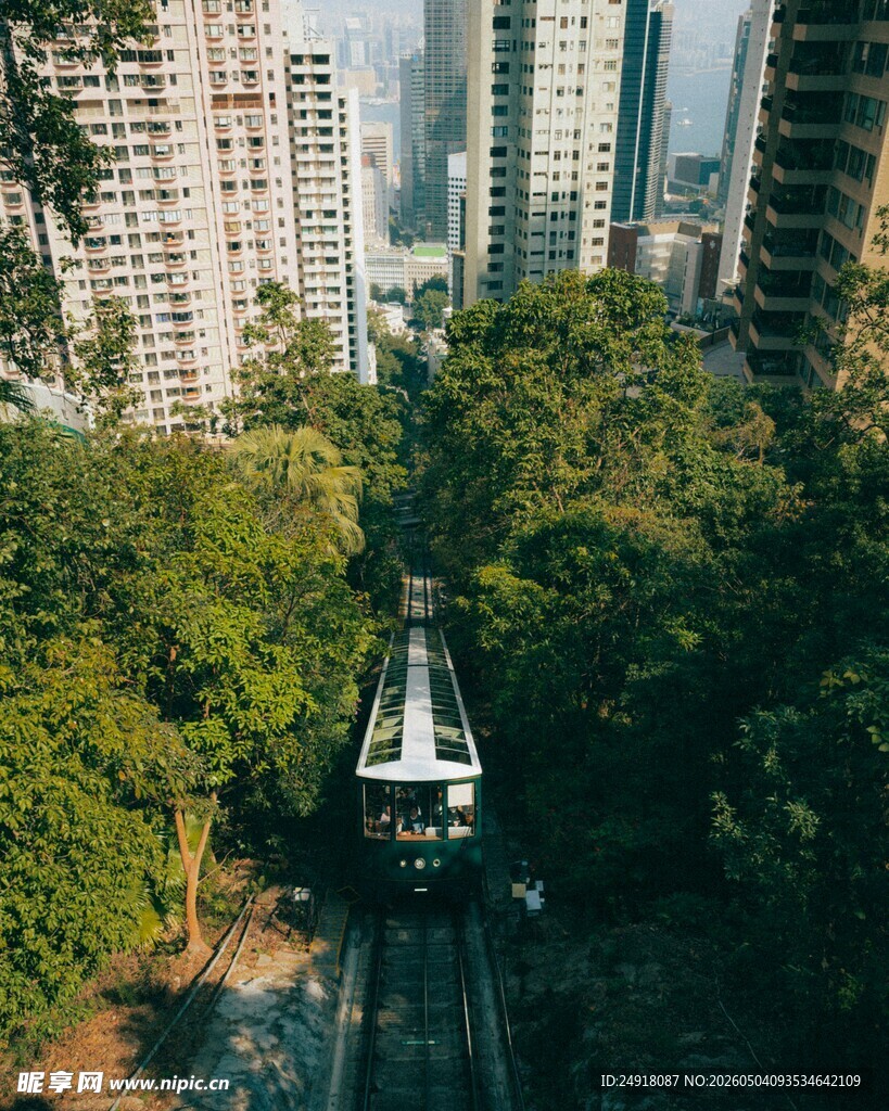 城市间穿行的空中缆车