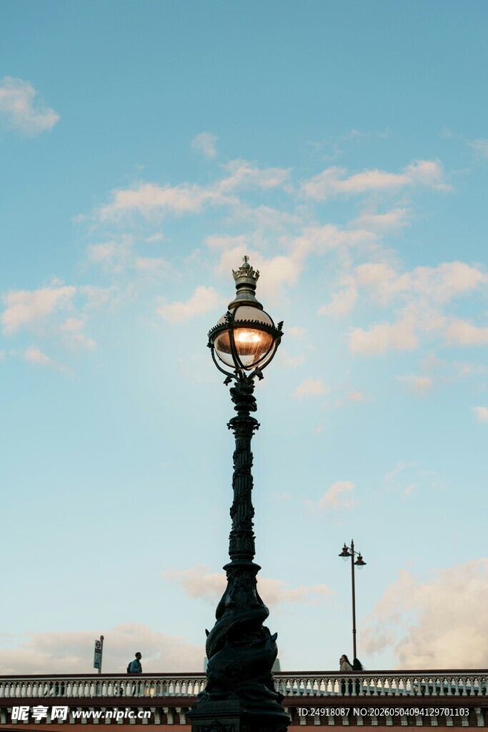 蓝天下列路灯的复古景致