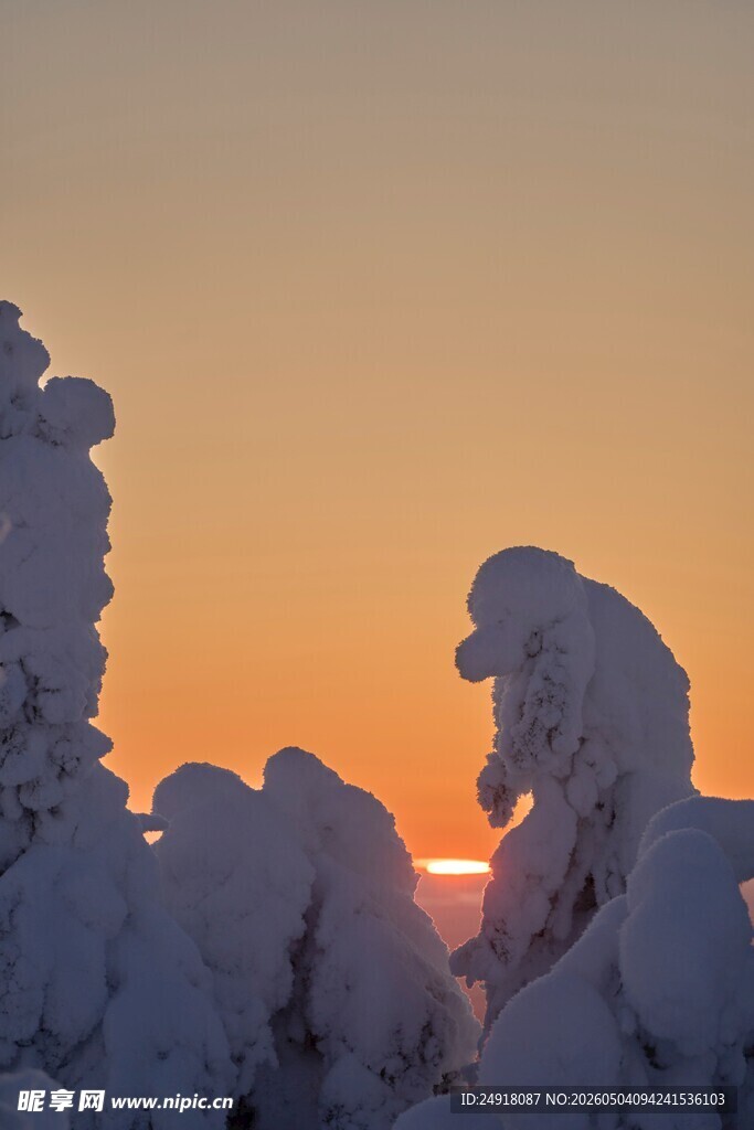 雪覆奇景夕阳映出梦幻轮廓