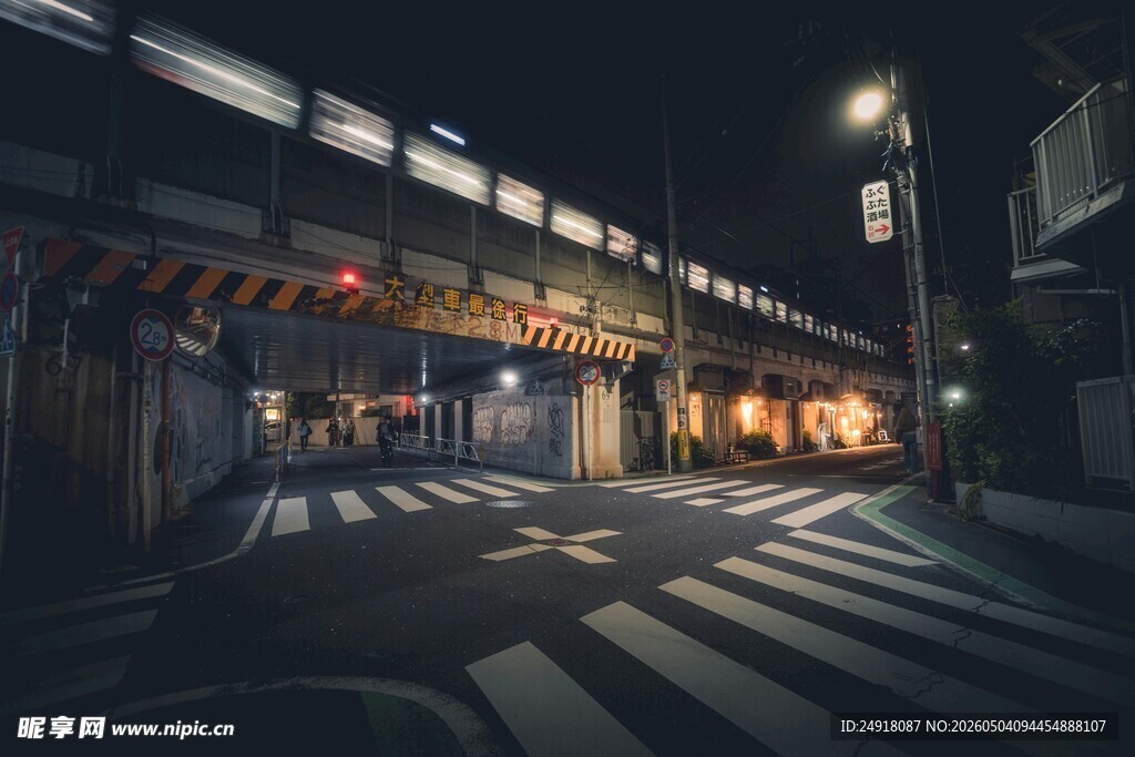夜晚街头的静谧景象