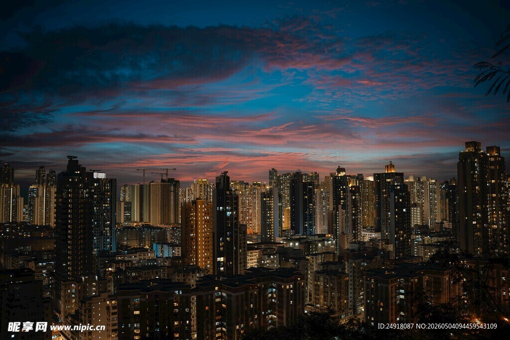 城市夜幕下的绚烂天际线