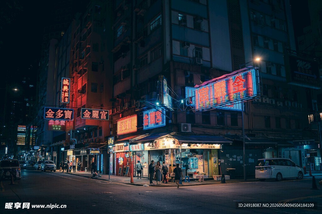 夜晚街头的霓虹商铺