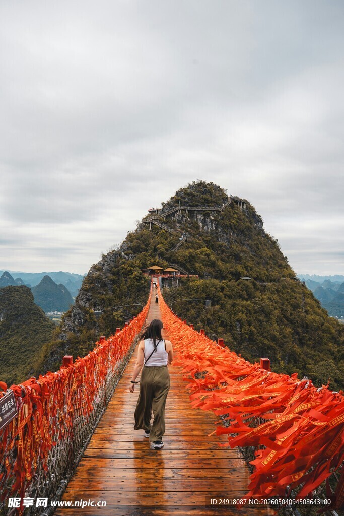 漫步山间红绸装点的栈道