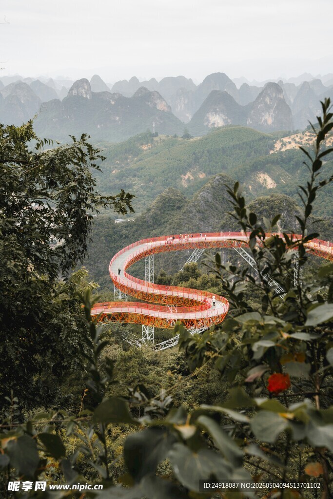 山间蜿蜒的红色观景步道