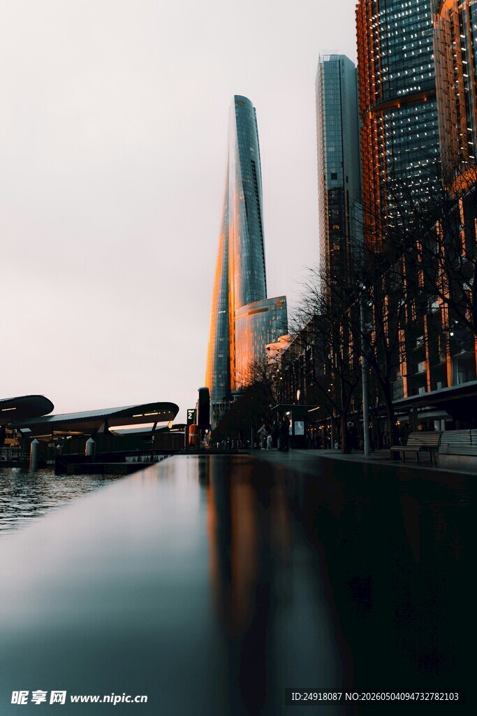 城市河畔高楼的静谧景致