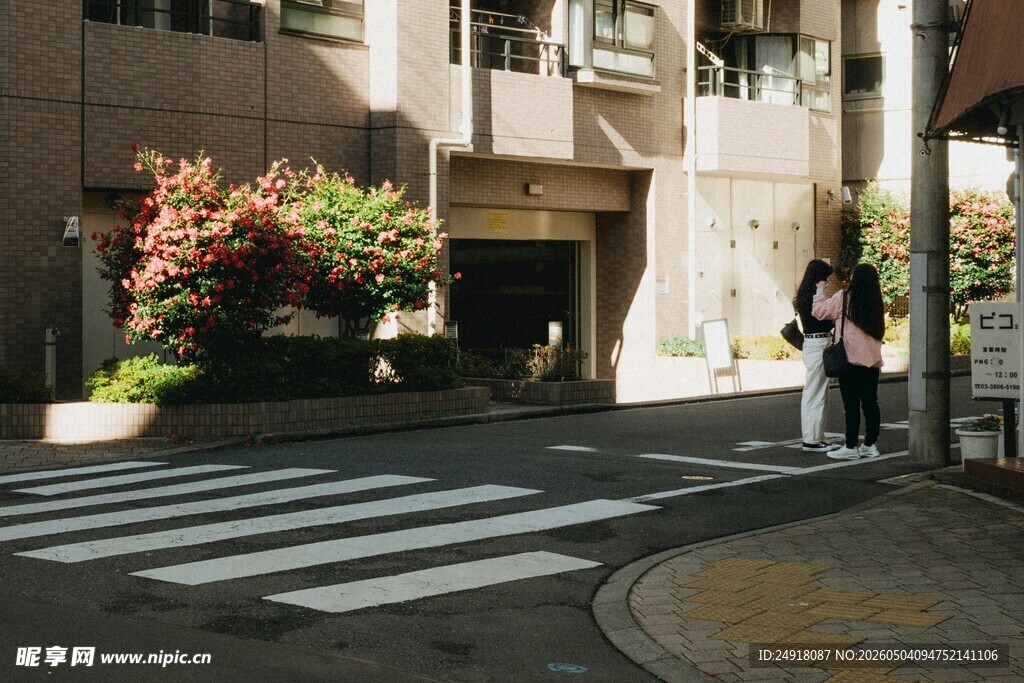 城市街角行人与建筑景观