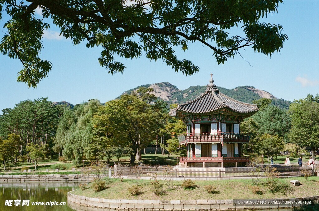 湖畔古亭自然美景如画