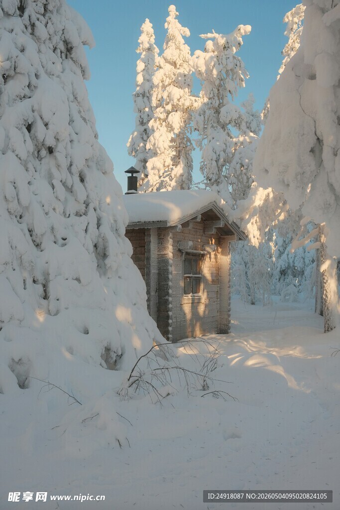 冬日雪中小屋美景