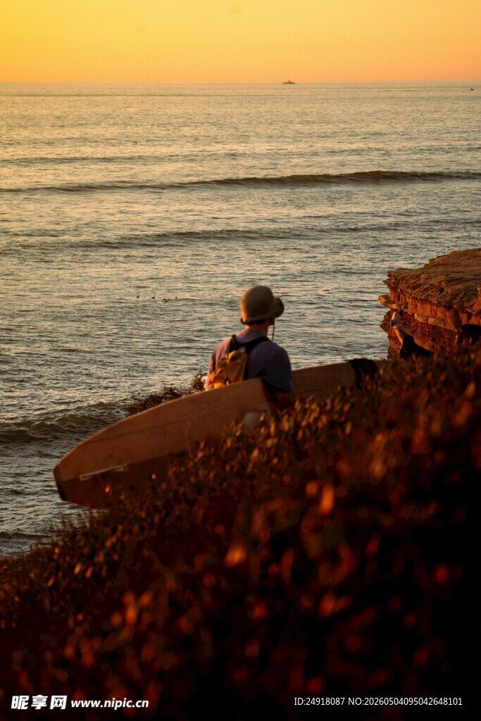 夕阳下独坐海边的身影
