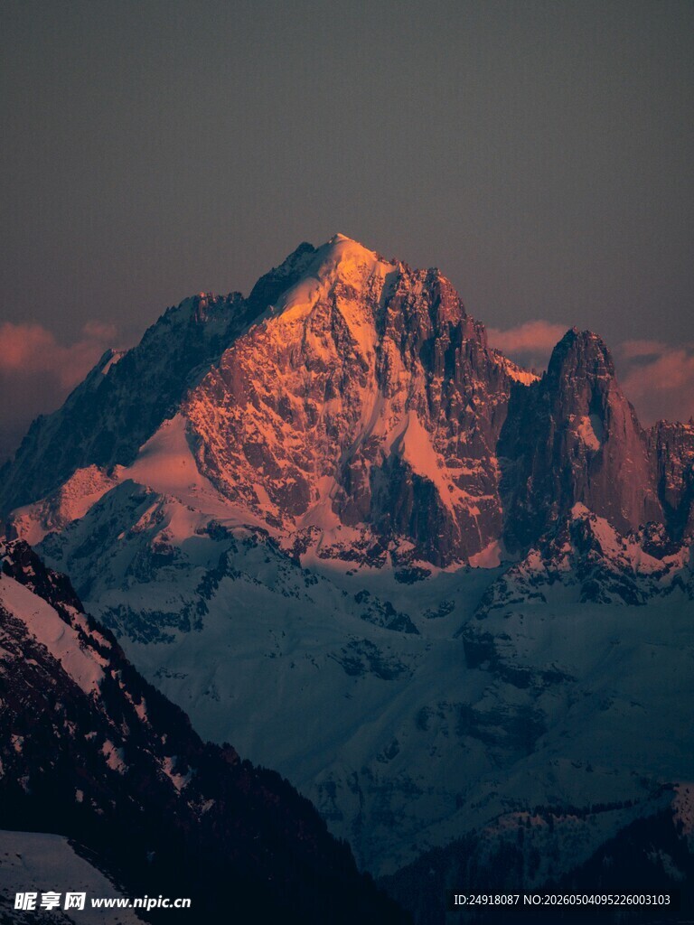 夕阳下的壮丽雪山