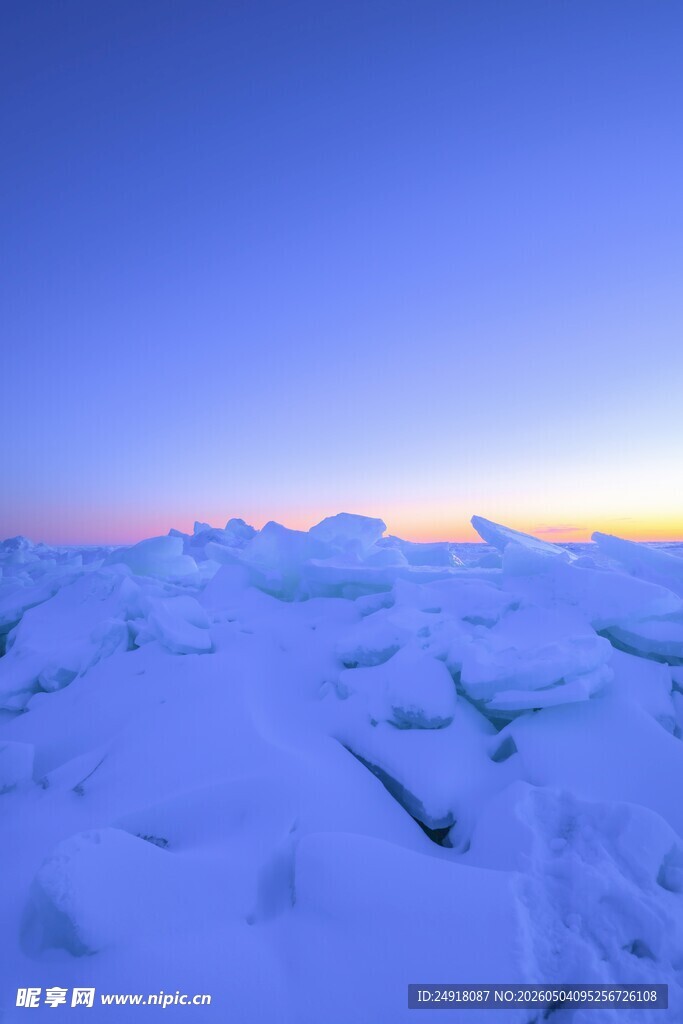 雪后天际的梦幻冰雪景观
