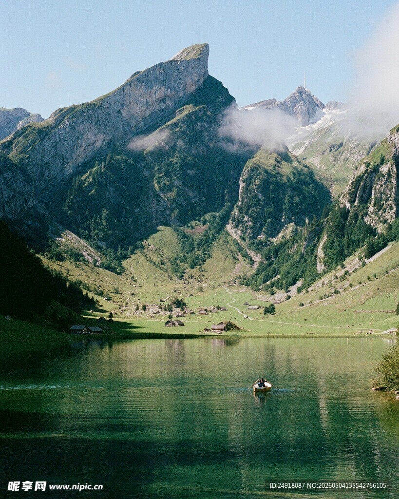 湖畔青山云雾缭绕美景