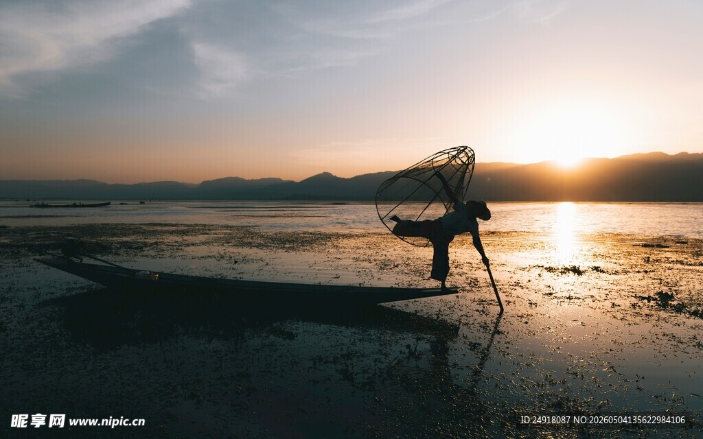 夕阳下海边持板漫步的人
