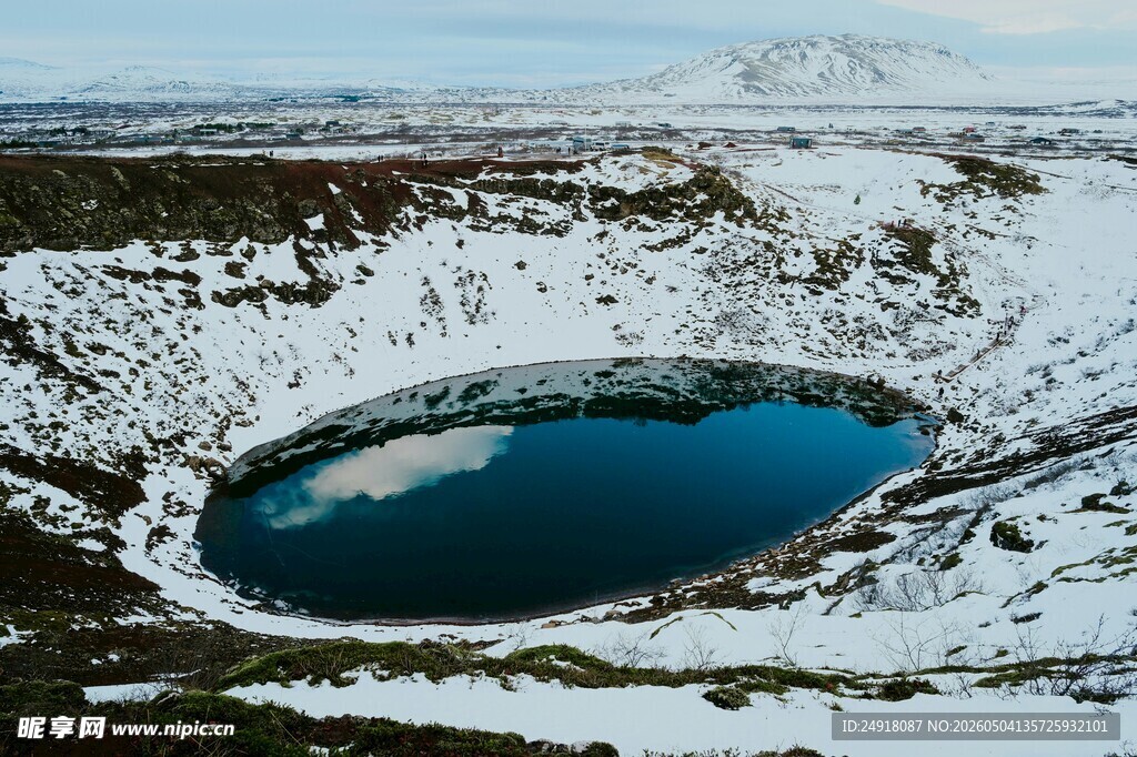 雪覆蓝湖火山口景观