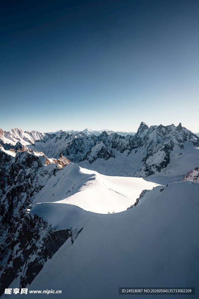 雪山冰湖壮丽风光
