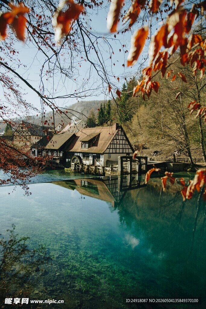 秋日湖畔木屋的静谧美景