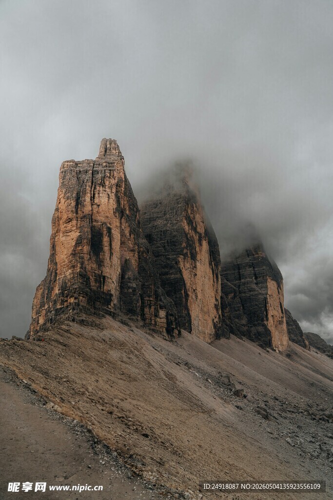 云雾缭绕的壮丽山峰
