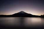 夜幕下静谧的富士山景观